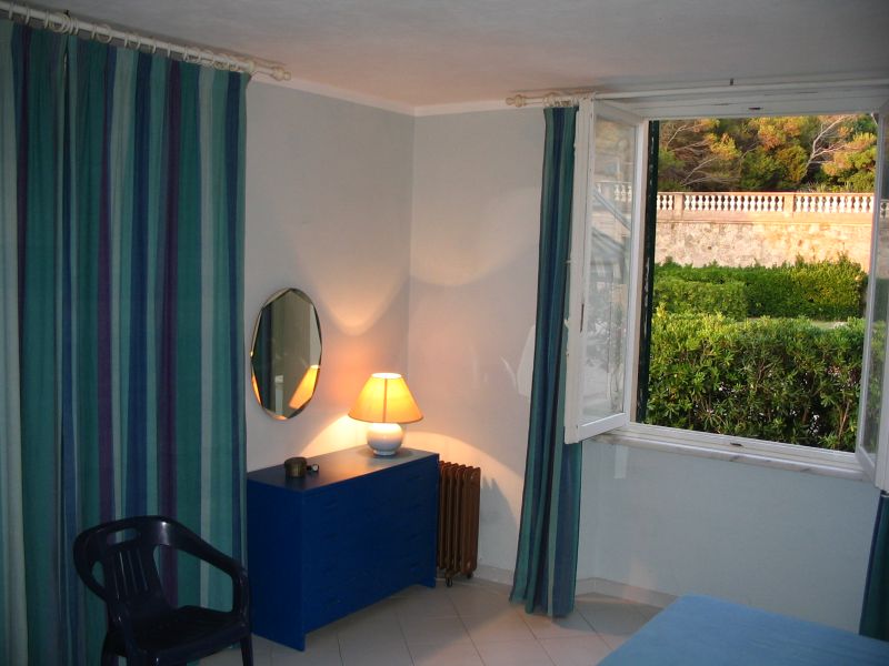 Bedroom 1 (1st floor) 004.jpg